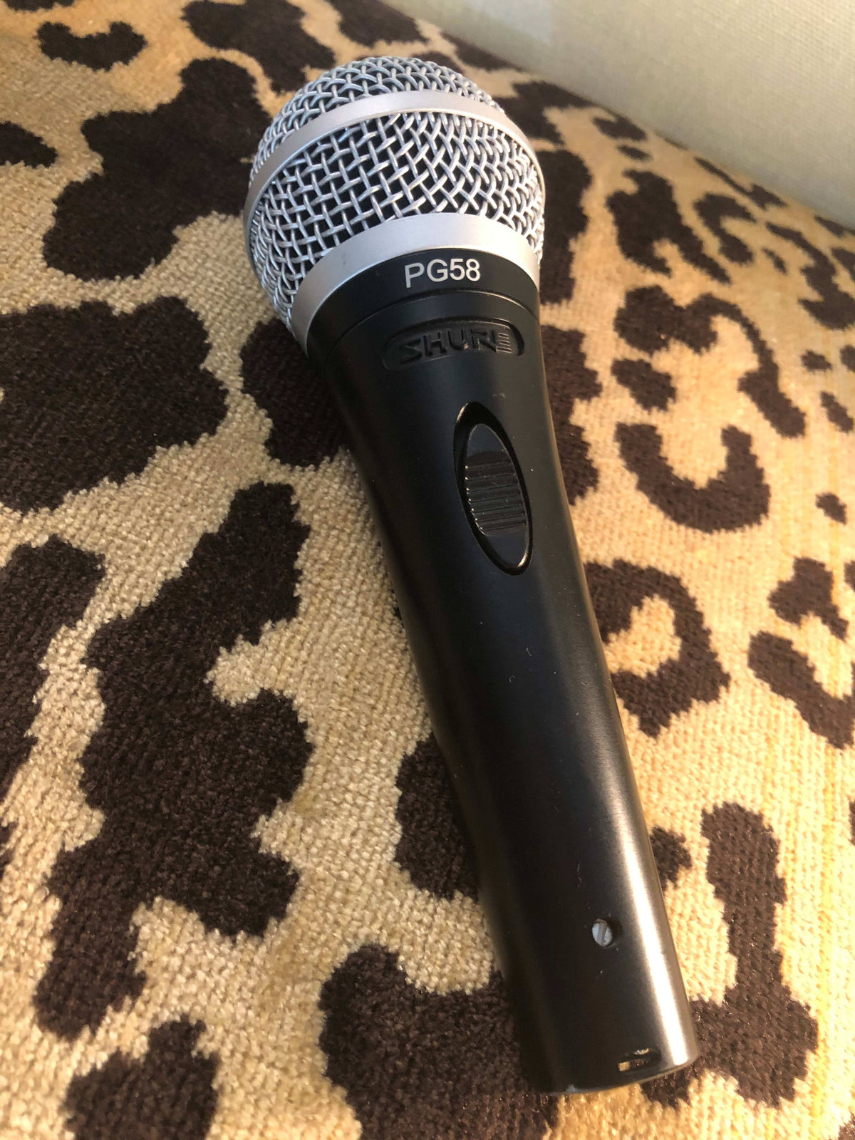 Cardioid Dynamic Vocal Microphone with XLR Cable U44427